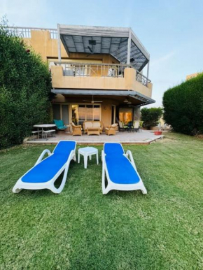 LUX 3MBR Duplex WPrivateGarden Beach&Swimming pools Access -Lake view